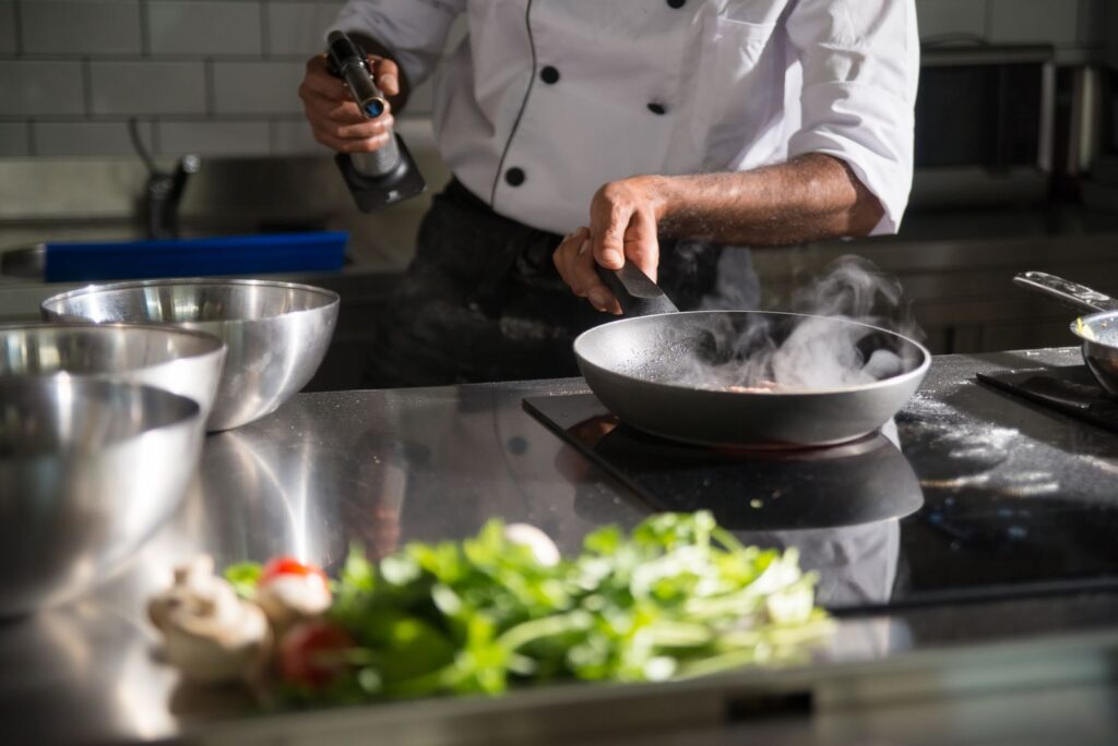 Koken op een inductiekookplaat — sfeerbeeld