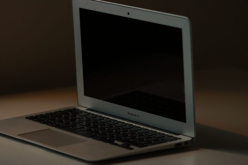 Een MacBook Air op een bureau — sfeerbeeld