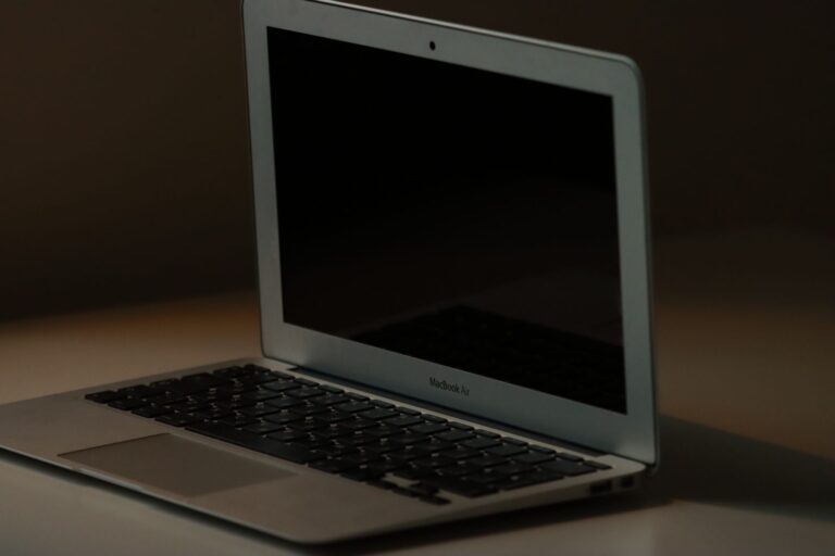 Een MacBook Air op een bureau — sfeerbeeld