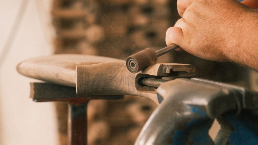 Hout bewerken met gereedschap — sfeerbeeld